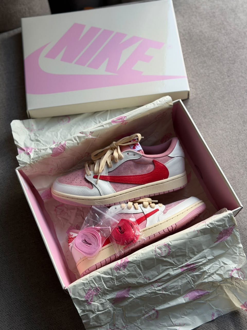 Air Jordan 1 Low x Travis Scott – Rosa, Blanco y Rojo | Calidad G5