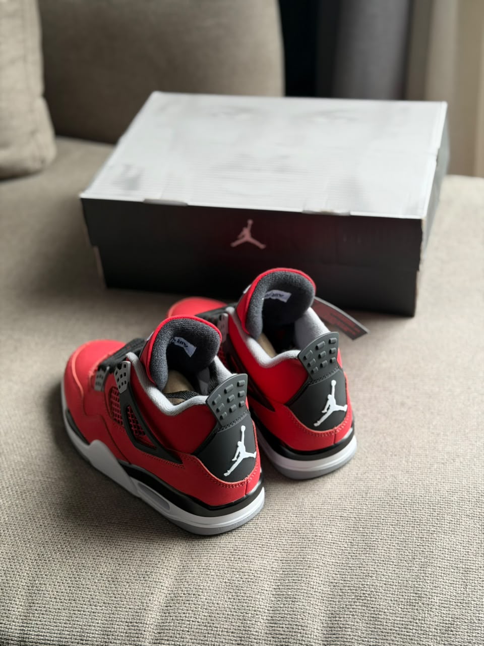 Air Jordan 4 Retro “Toro Bravo” – Rojo Intenso, Negro y Gris | Calidad G5