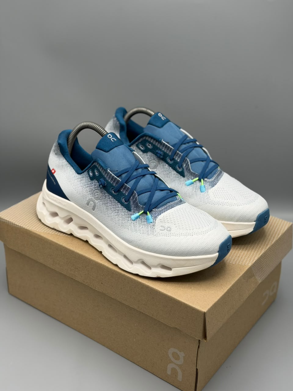 On Cloudsurfer – Gris Claro, Azul Petróleo y Blanco