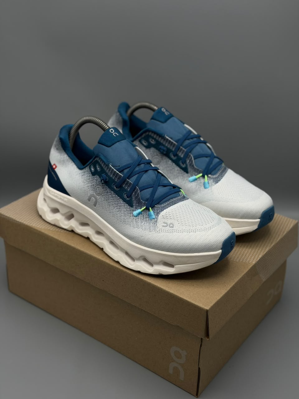 On Cloudsurfer – Gris Claro, Azul Petróleo y Blanco