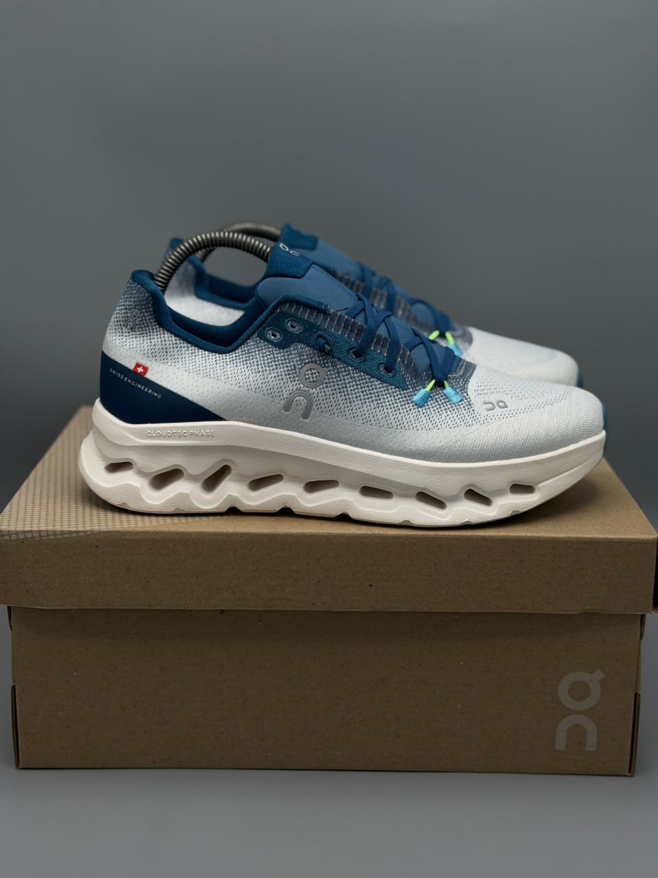 On Cloudsurfer – Gris Claro, Azul Petróleo y Blanco