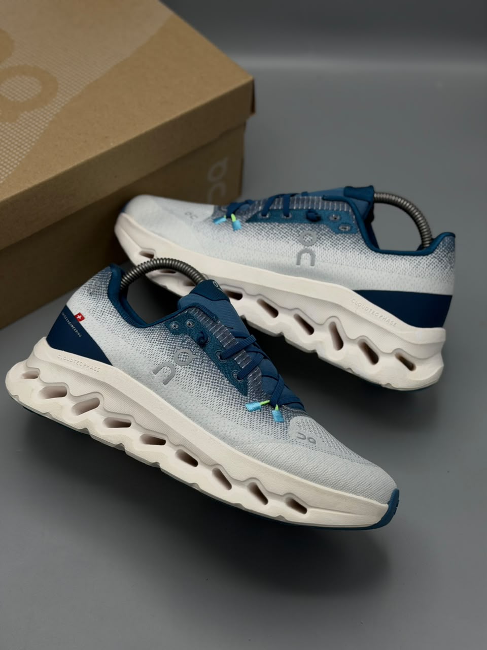 On Cloudsurfer – Gris Claro, Azul Petróleo y Blanco