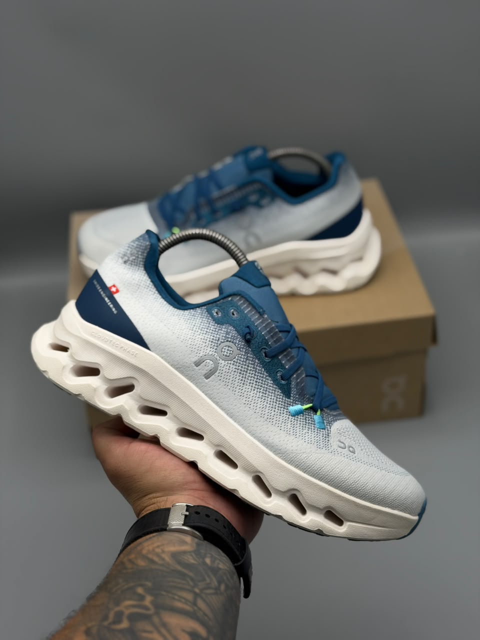 On Cloudsurfer – Gris Claro, Azul Petróleo y Blanco