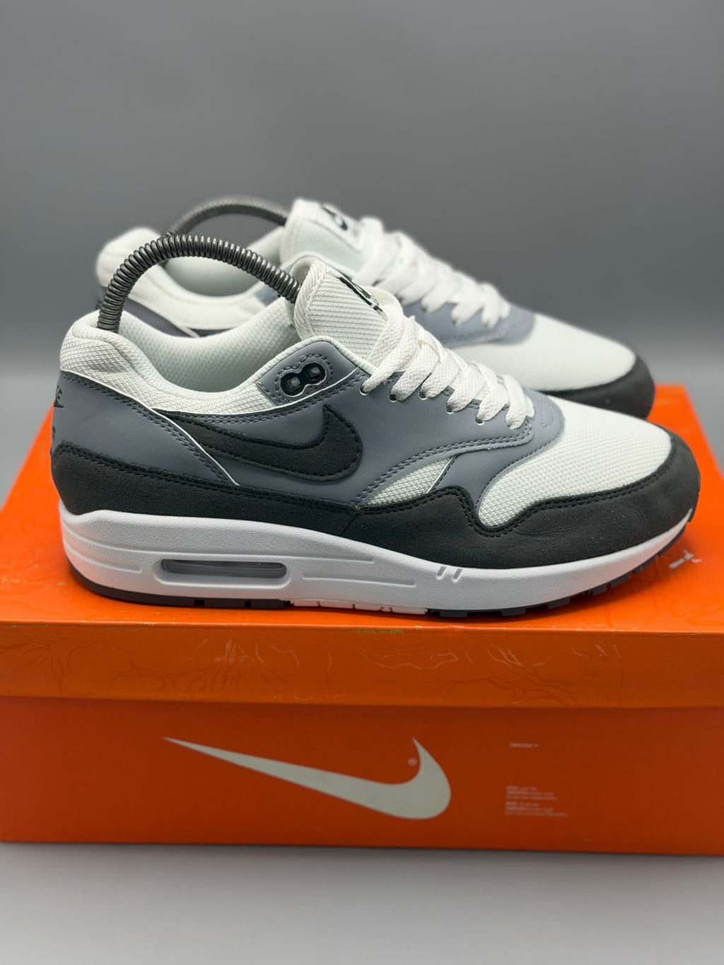 Nike Air Max 1 – Blanco, Gris y Negro