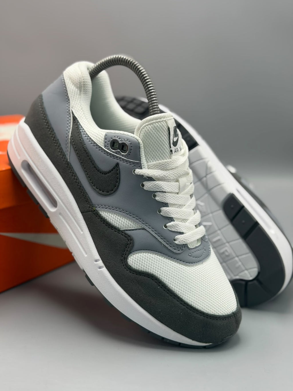 Nike Air Max 1 – Blanco, Gris y Negro