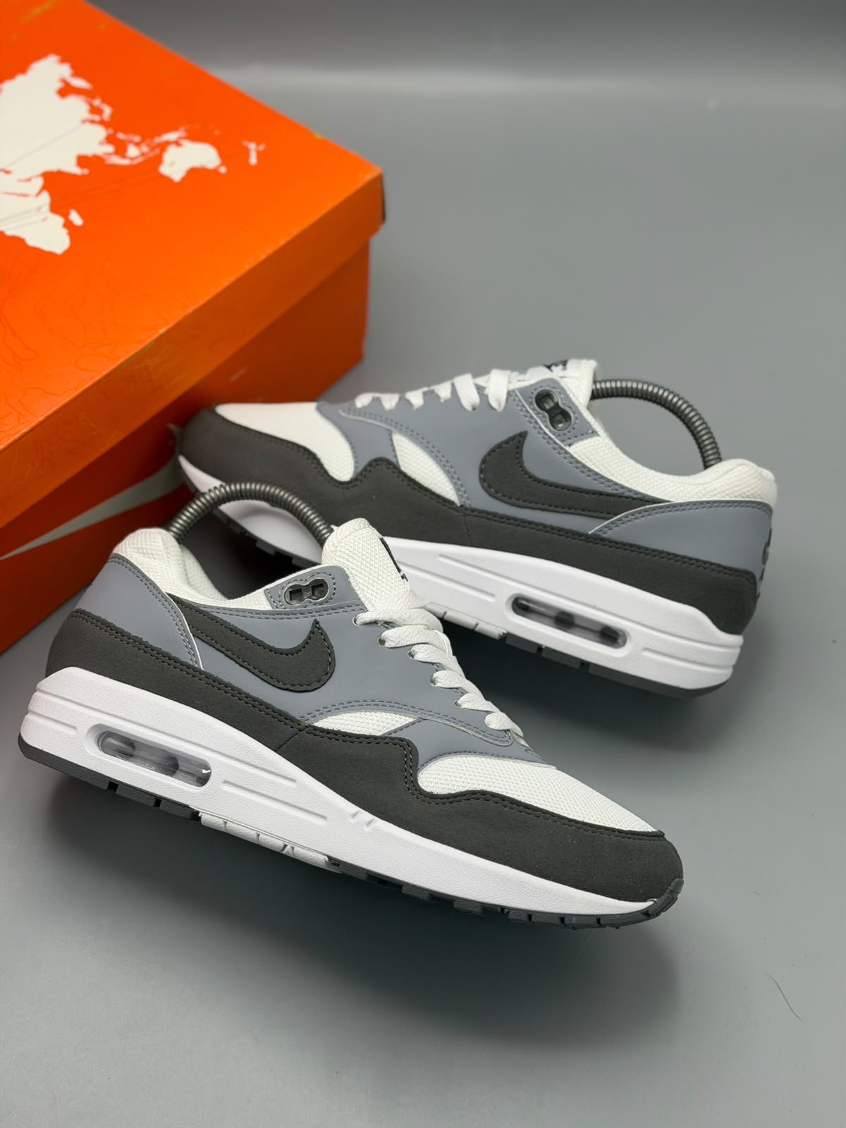 Nike Air Max 1 – Blanco, Gris y Negro
