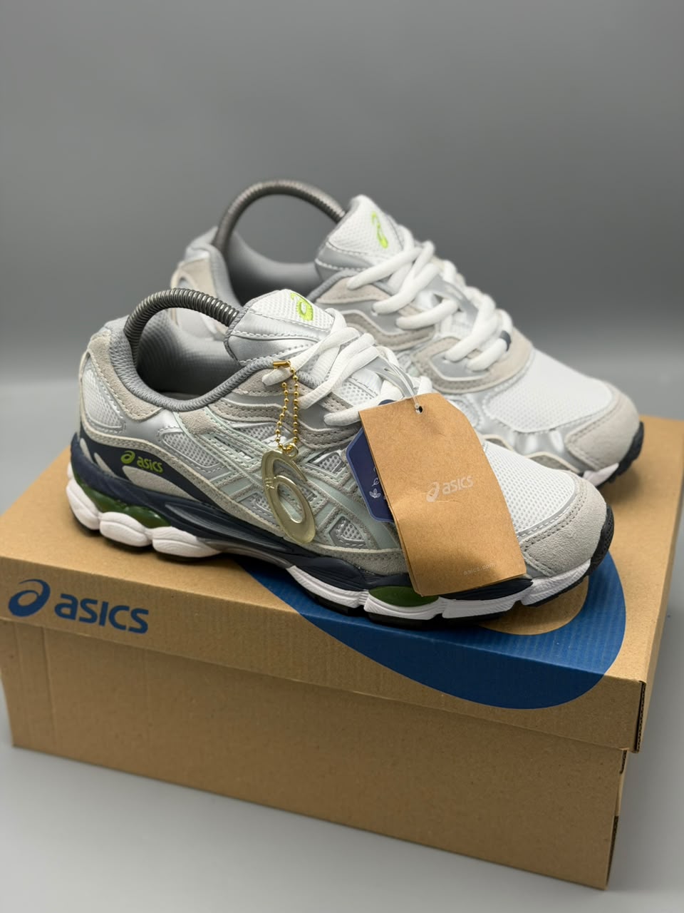 ASICS GEL-NIMBUS 9 – Blanco, Gris, Verde y Azul