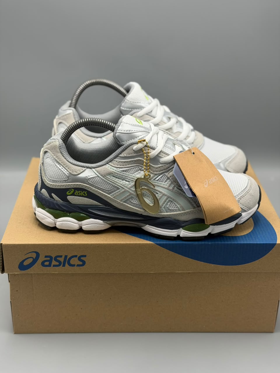 ASICS GEL-NIMBUS 9 – Blanco, Gris, Verde y Azul