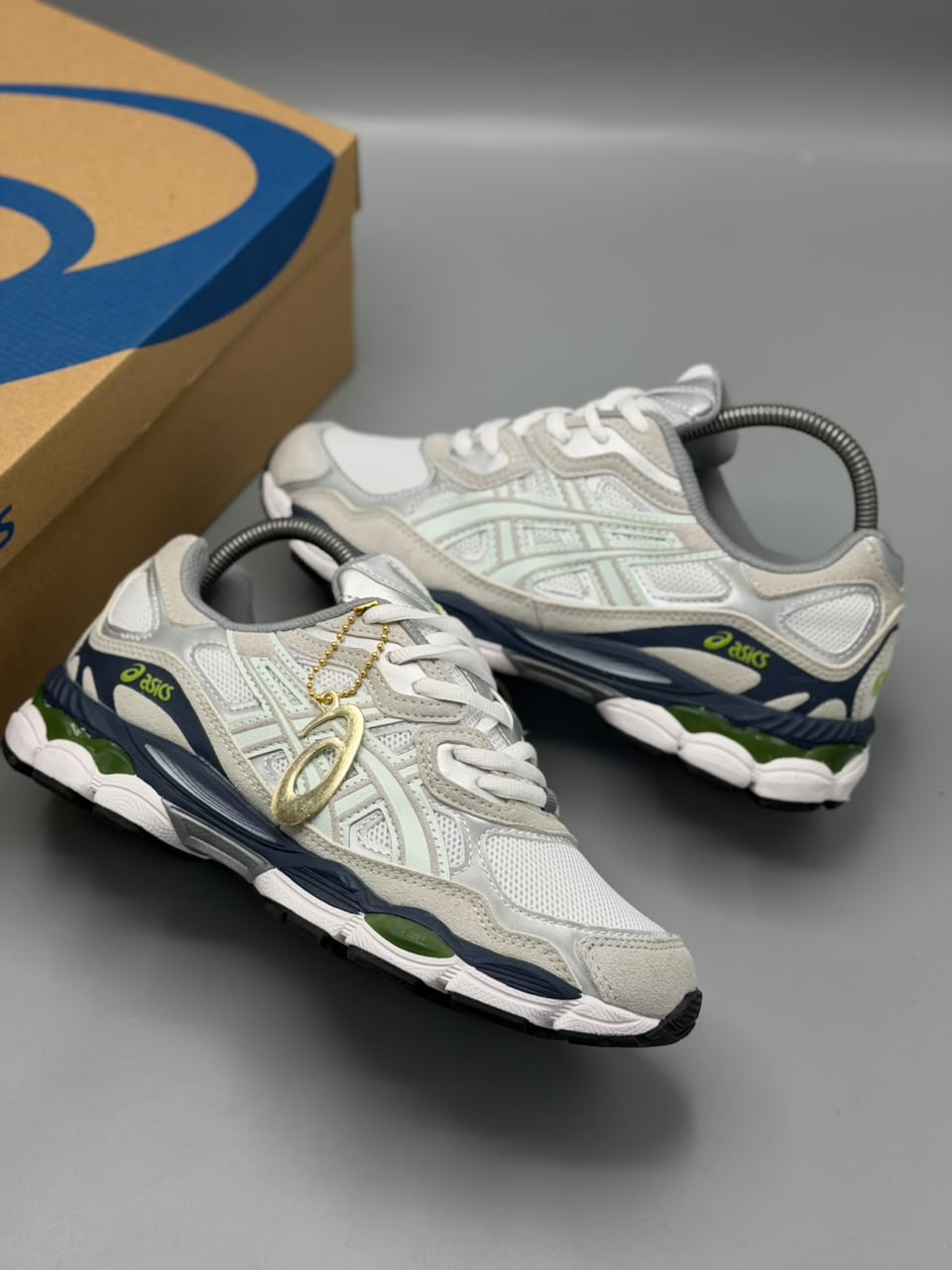 ASICS GEL-NIMBUS 9 – Blanco, Gris, Verde y Azul