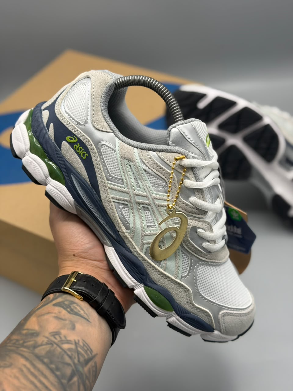ASICS GEL-NIMBUS 9 – Blanco, Gris, Verde y Azul