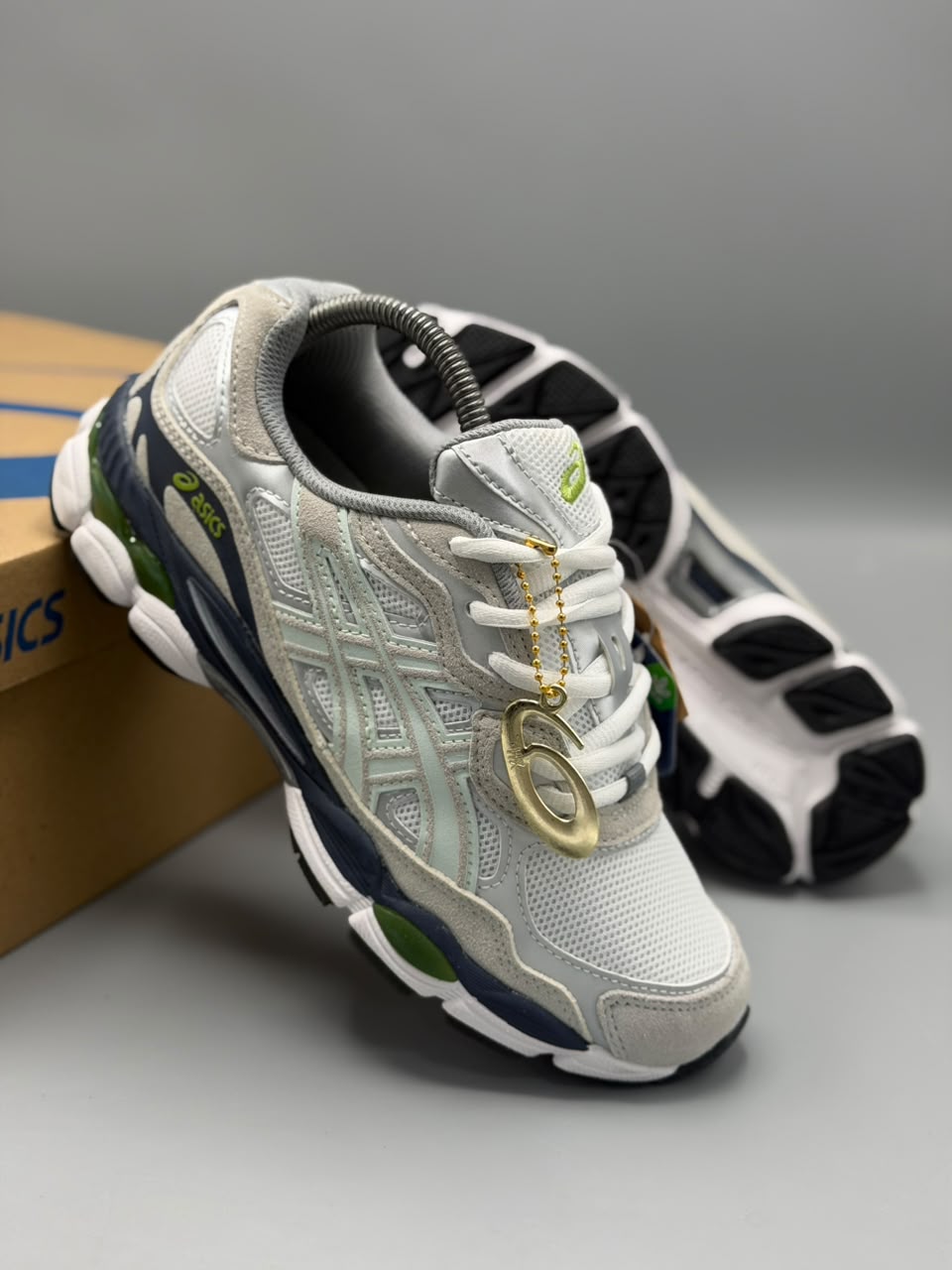 ASICS GEL-NIMBUS 9 – Blanco, Gris, Verde y Azul