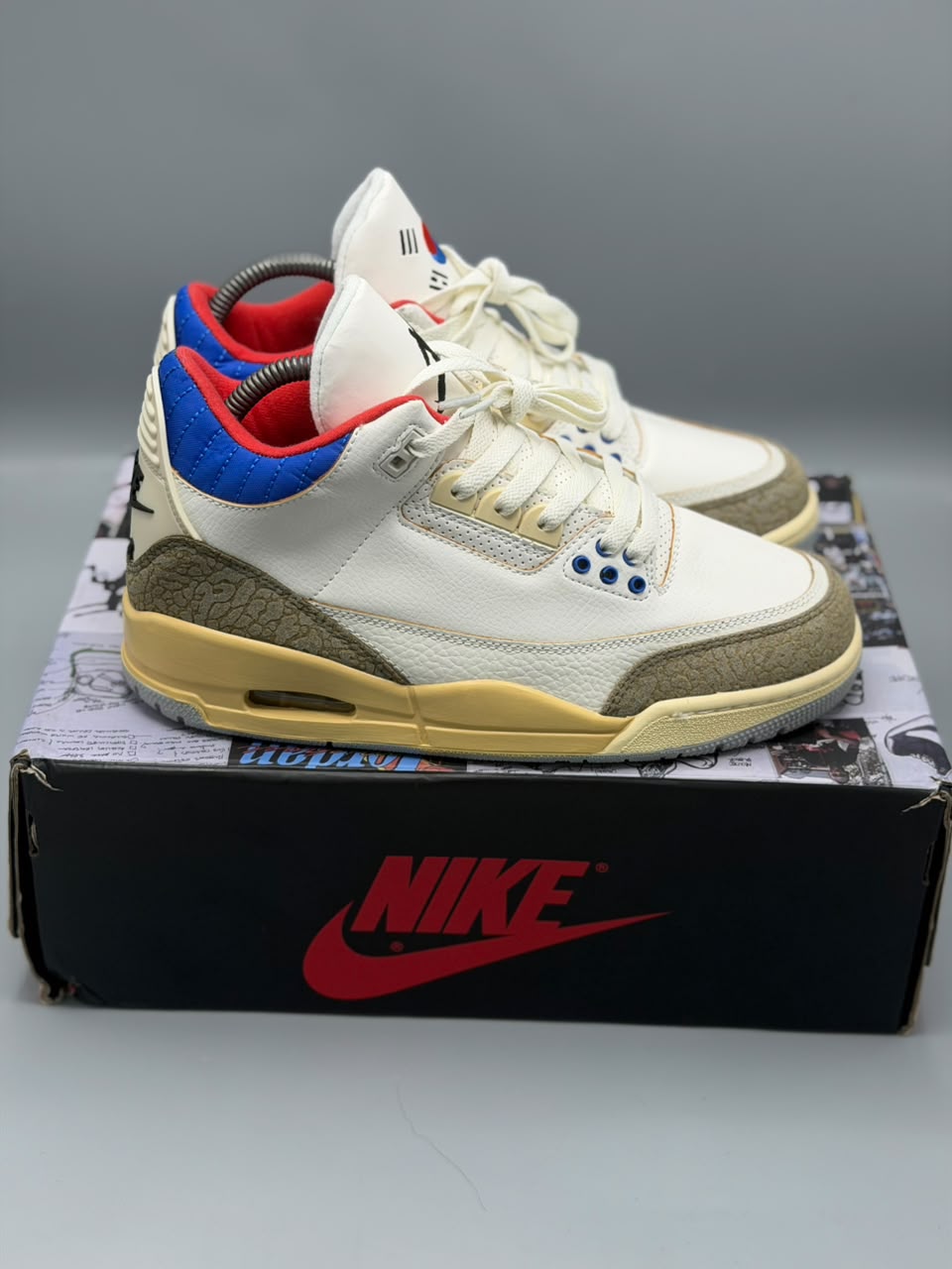 Air Jordan 3 “Seoul 2.0” – Blanco, Gris Cemento, Azul y Rojo