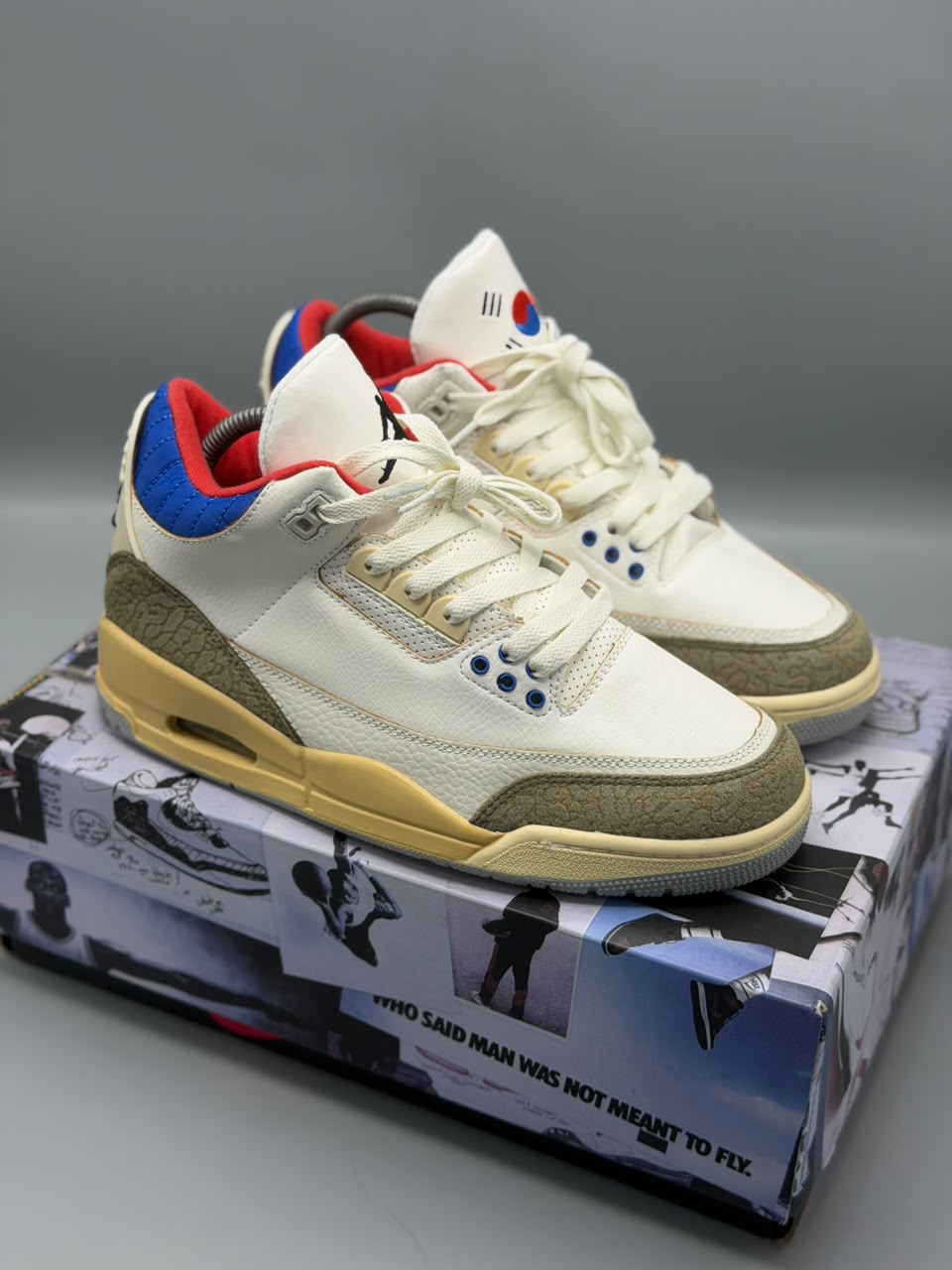 Air Jordan 3 “Seoul 2.0” – Blanco, Gris Cemento, Azul y Rojo